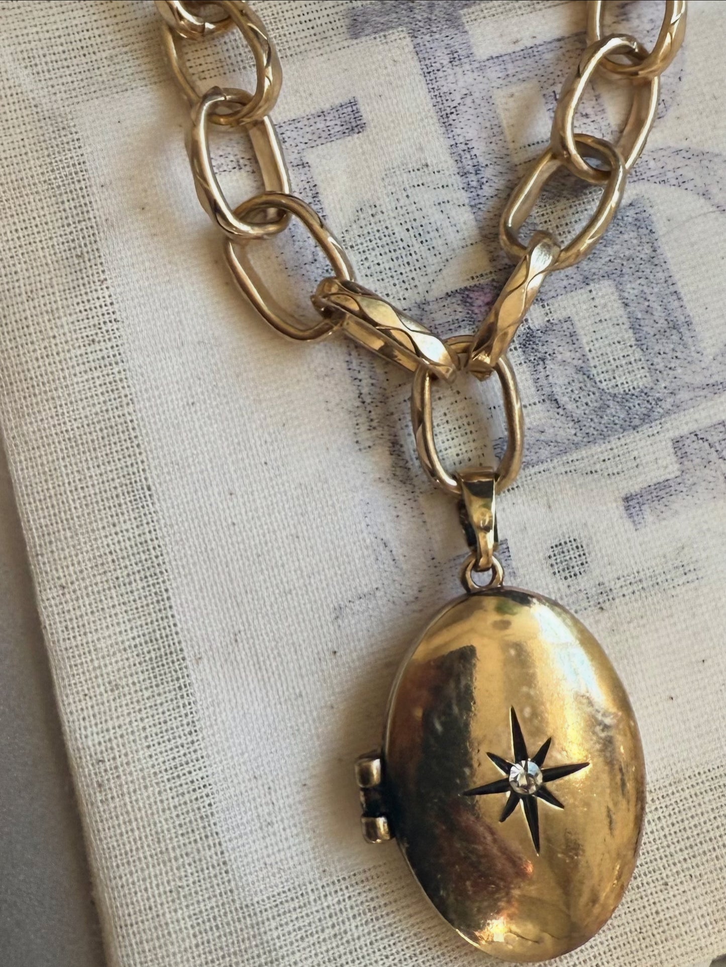 Lollar Locket